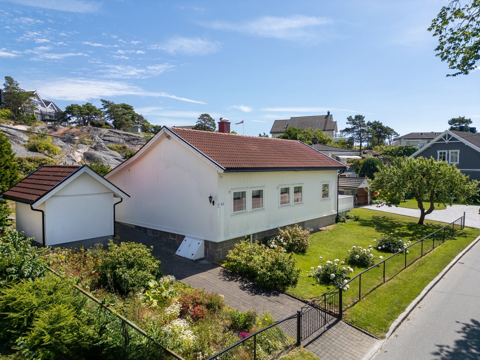 Dette er Øyenkilveien 63 - et fint hus med idyllisk beliggenhet i Øyenkilen. Galleribilde