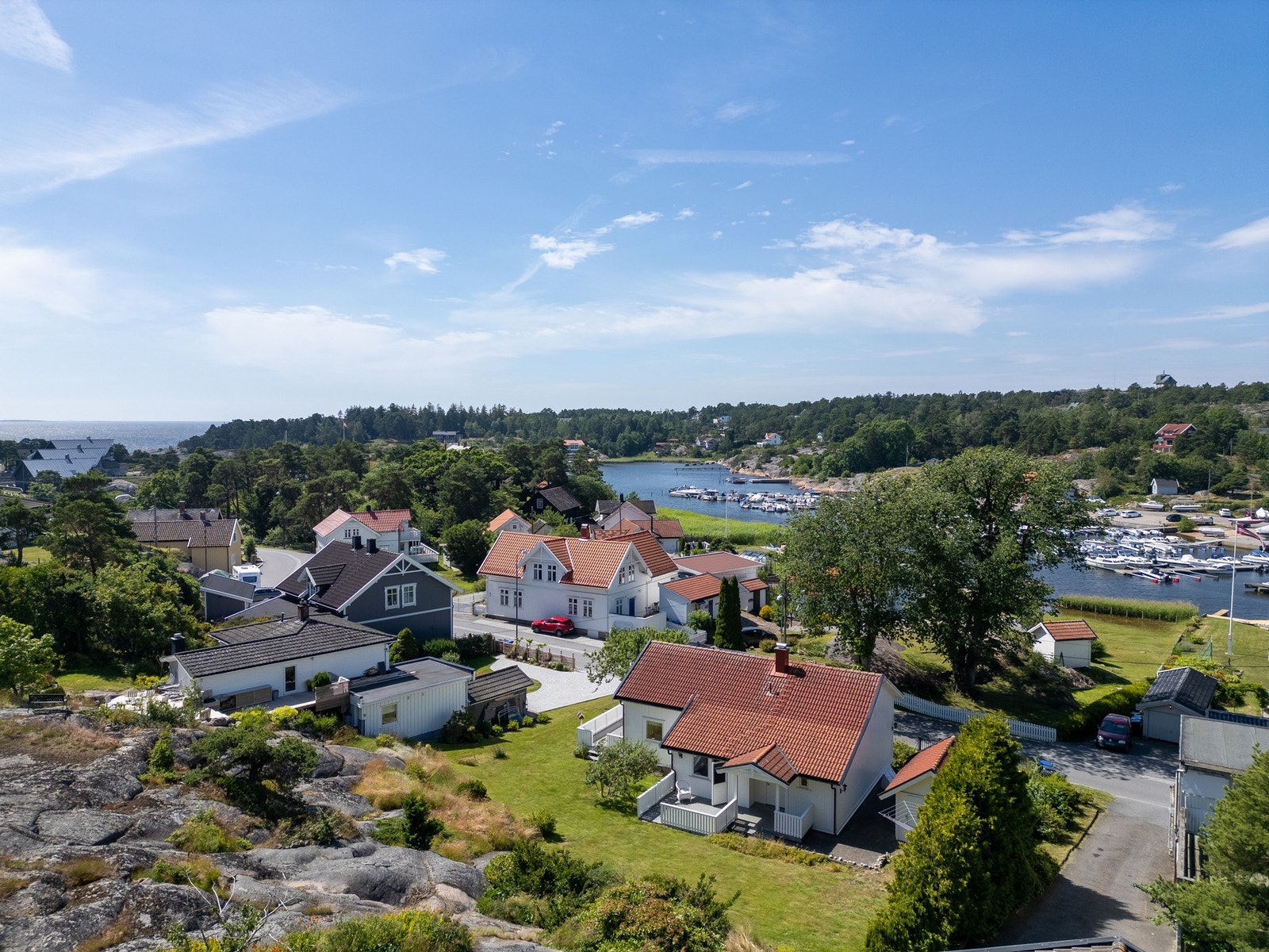 Eiendommen har en stor tomt med gressplen, fjell, busker og trær. Galleribilde