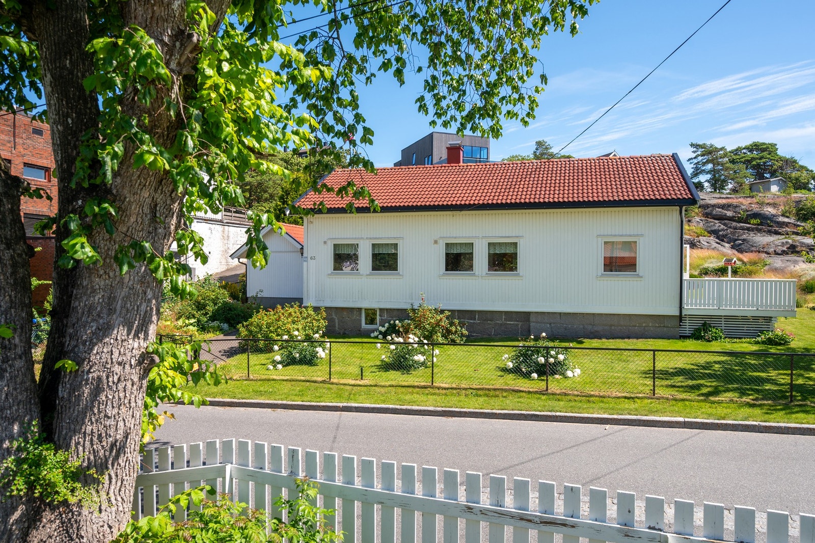 Boligen er over ett plan og har to solrike terrasser. Galleribilde