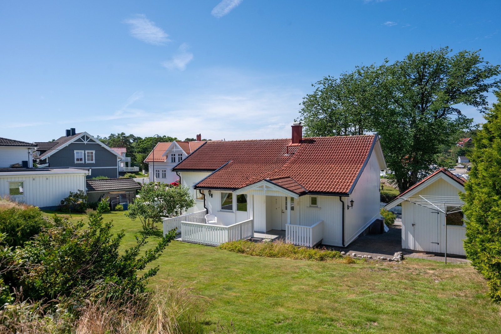 Denne boligen er et godt alternativ for deg som ikke er helt klar for leilighet enda, men samtidig ønsker å bo med lite vedlikehold og egen hage. Galleribilde