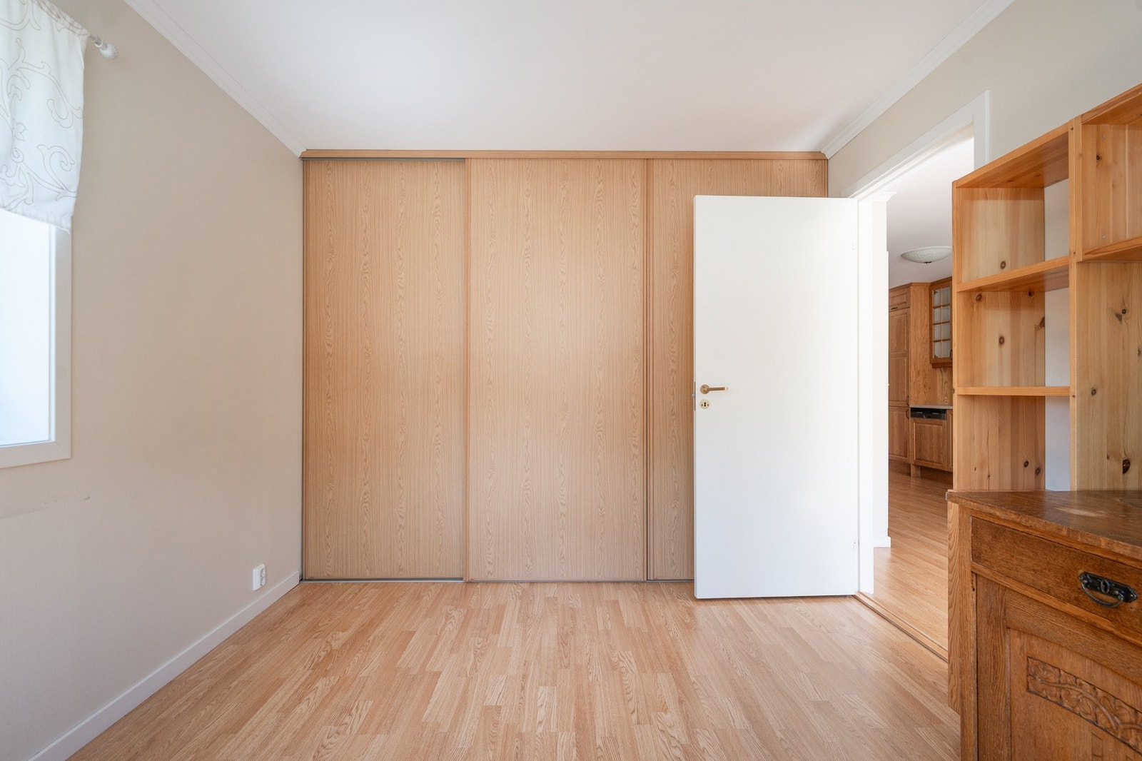 Det er skyvedørsgarderobe i rommet. Galleribilde