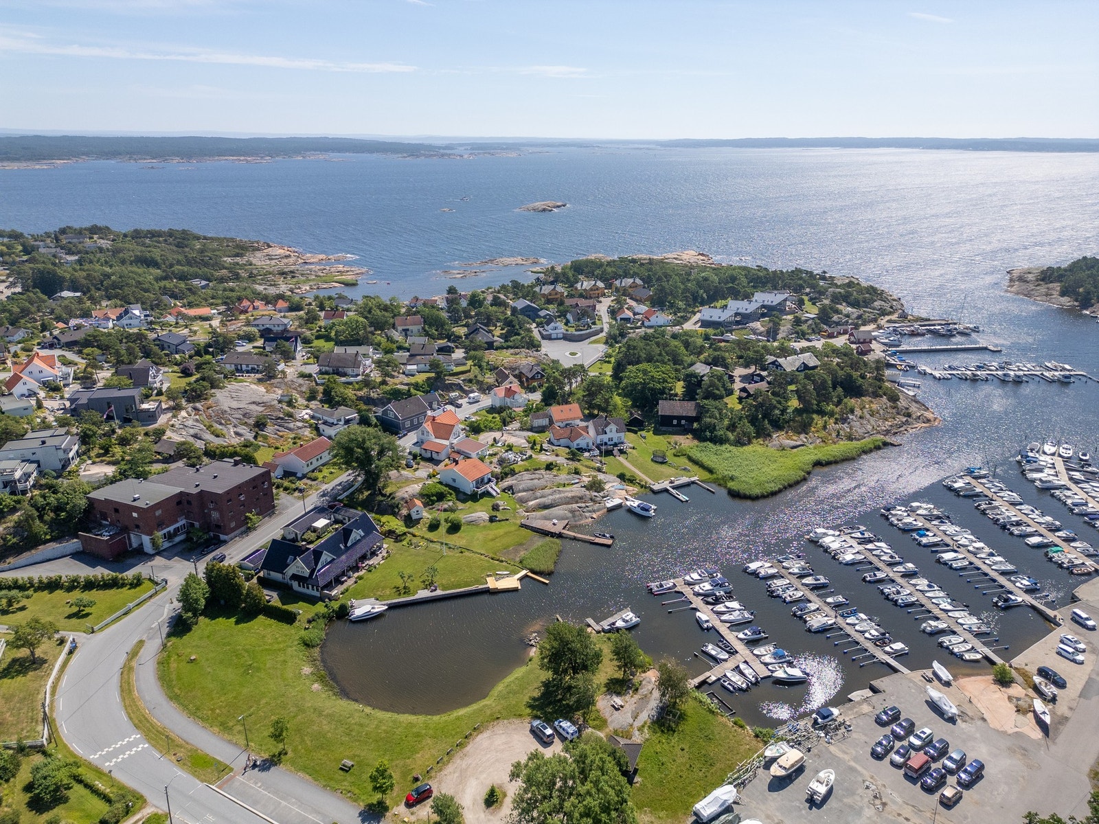I nærområdet finnes flere småbåthavner, badeplasser og rett utenfor et vakkert kystlandskap. Galleribilde