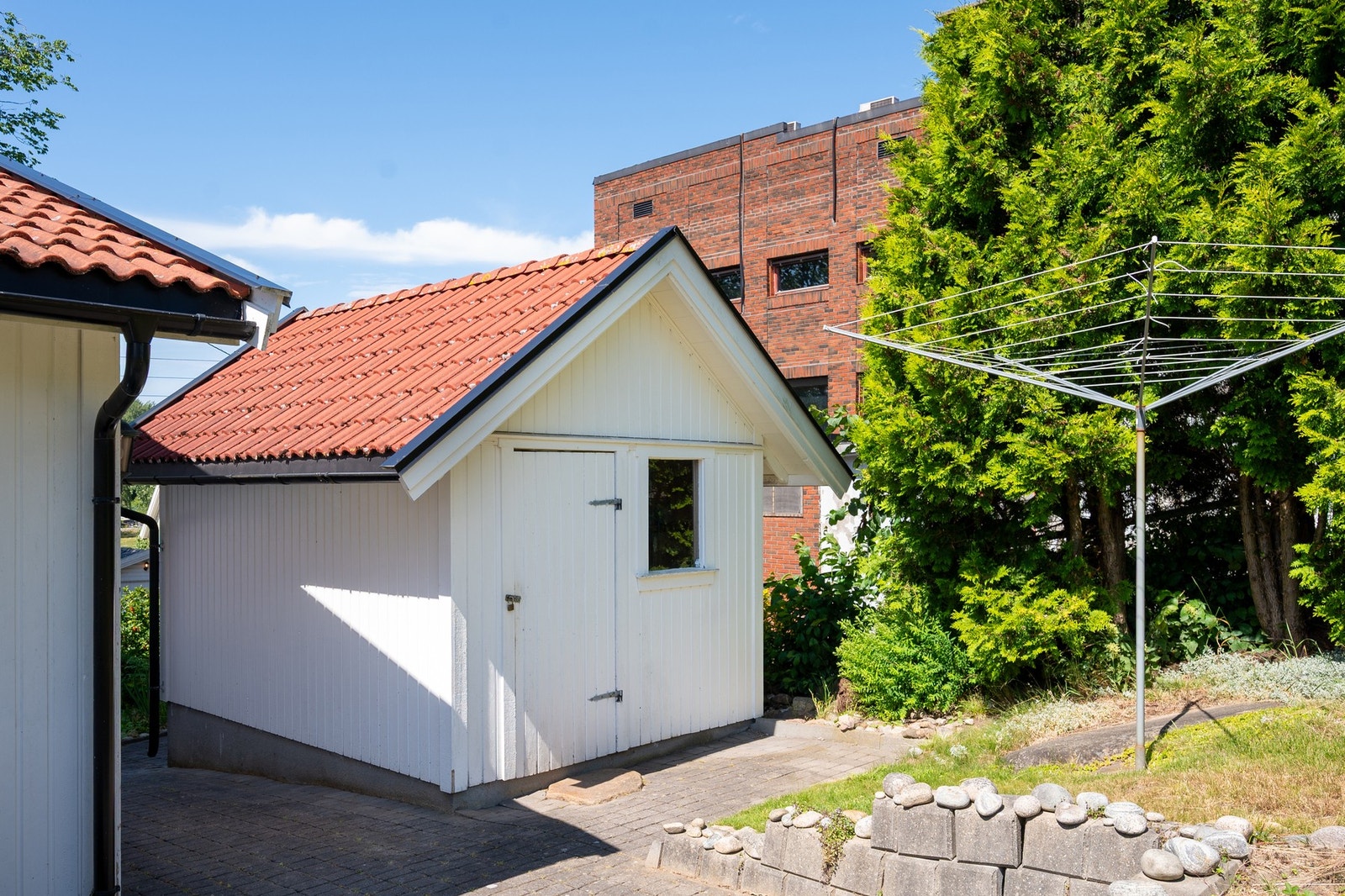 Ved siden av boligen er det et uthus med god plass til hageutstyr. Galleribilde