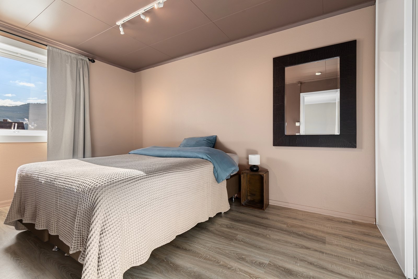 Lunt og fint soverom av god størrelse med plass for dobbeltseng og tilhørende nattbord Galleribilde