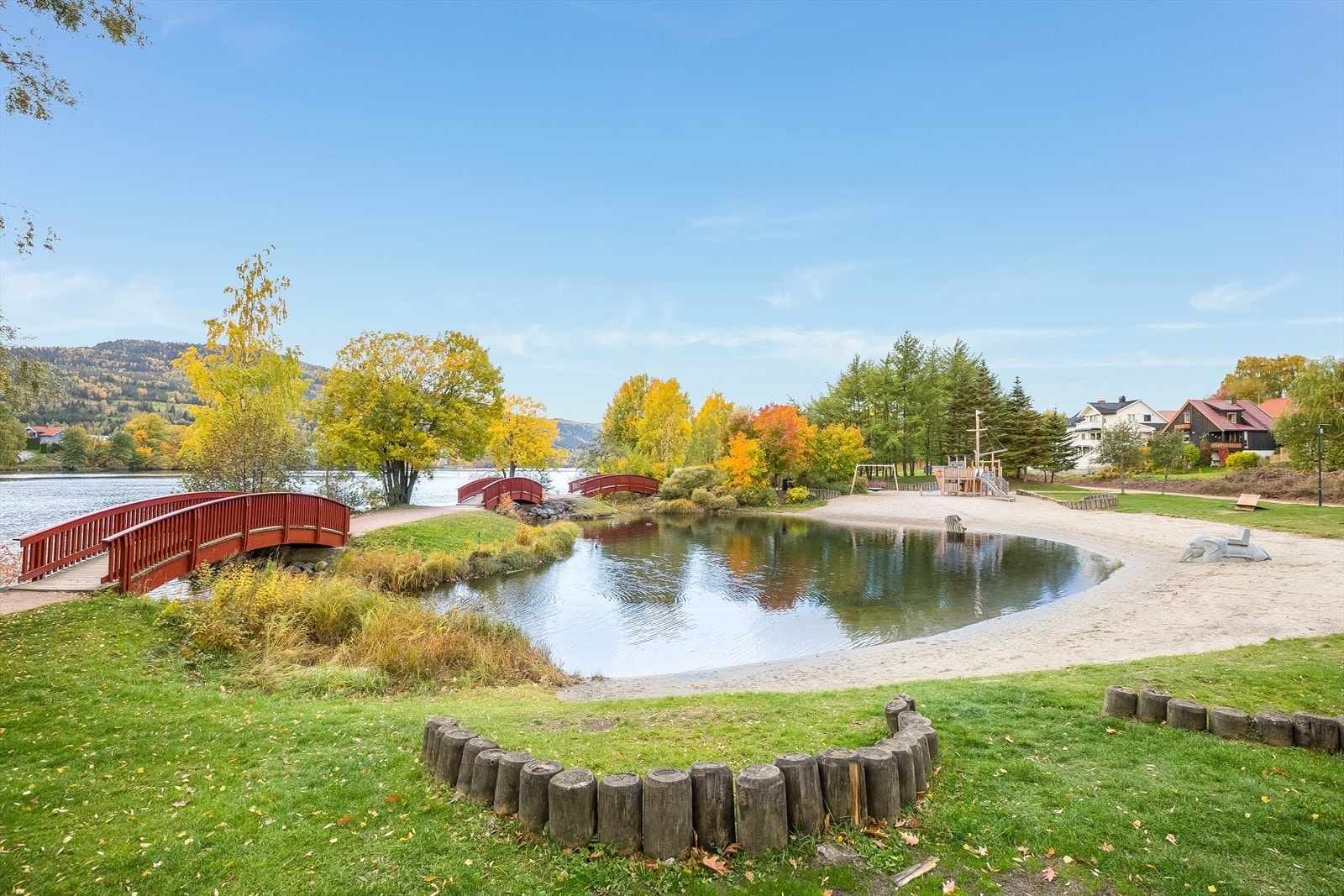 Kort vei til den flotte Elveparken med lekeplass, sandvolley, strand og bademuligheter. Galleribilde