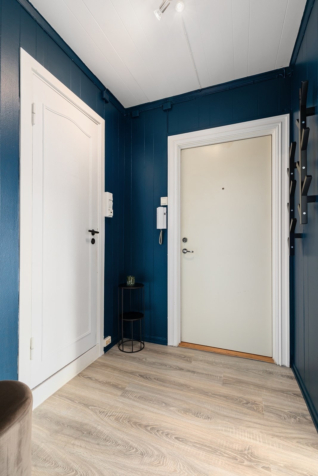 Entré med plass for å henge av seg yttertøy Galleribilde