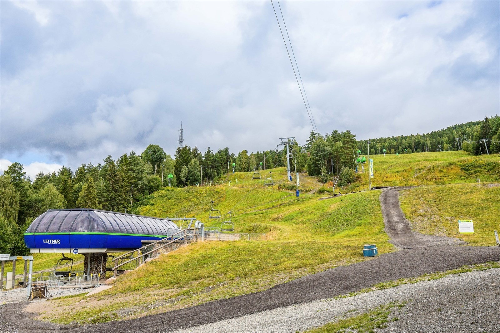 Kort vei opp til Drammen skisenter med flere aktiviteter og et godt startpunkt for mange fine turer i marka. Galleribilde