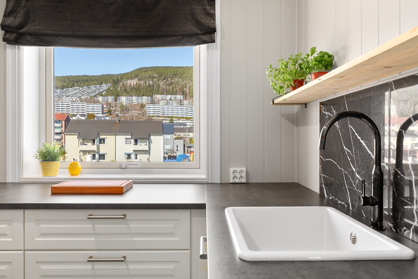 Hyggelig utsikt fra kjøkkenvindu Galleribilde