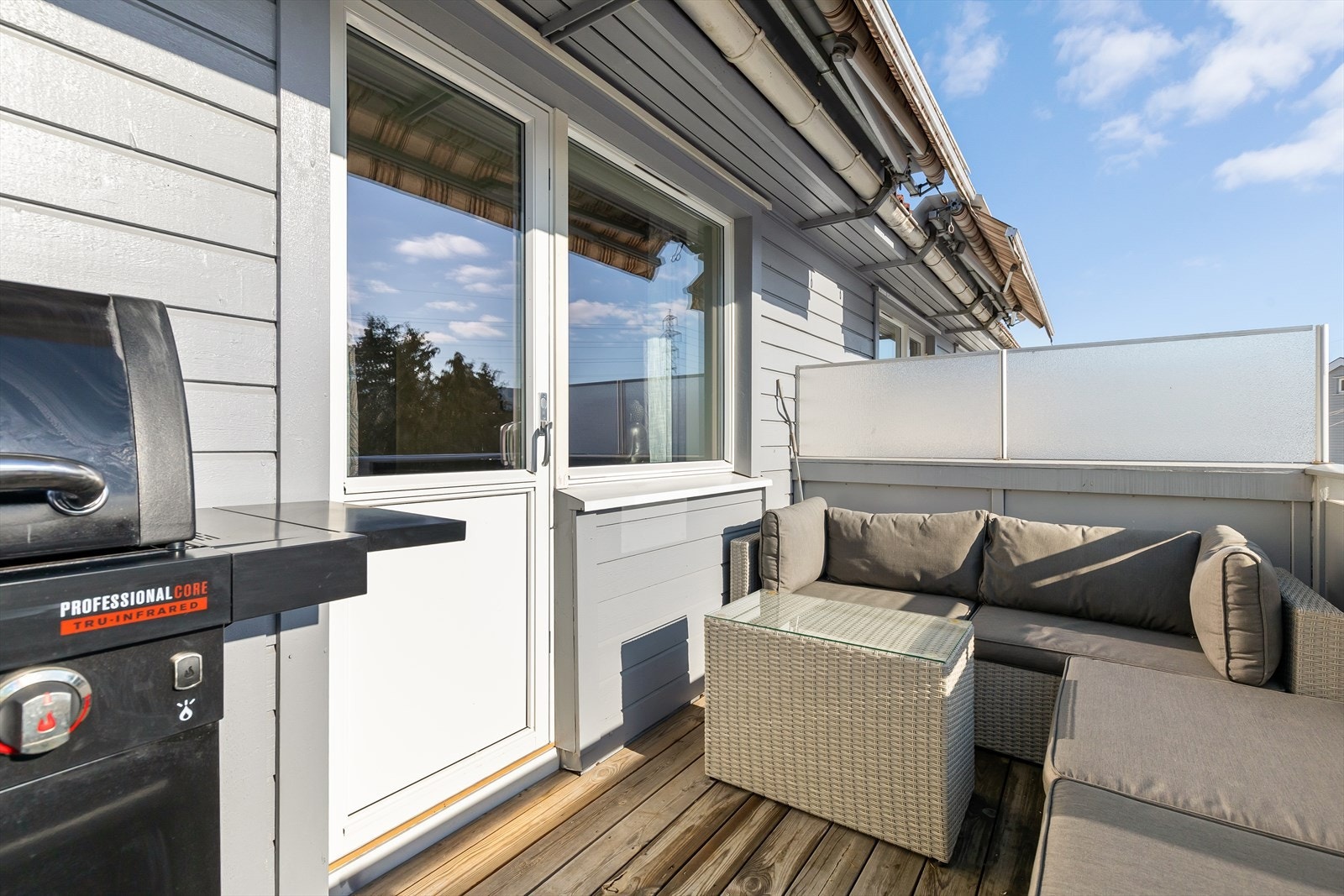 Leiligheten kan by på kvaliteter som hyggelig balkong, parkeringsplass i felles gårdsplass og sentrumsnær beliggenhet Galleribilde