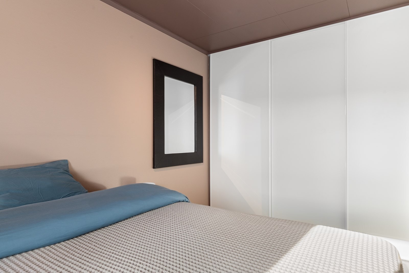 Romslig garderobeskap Galleribilde