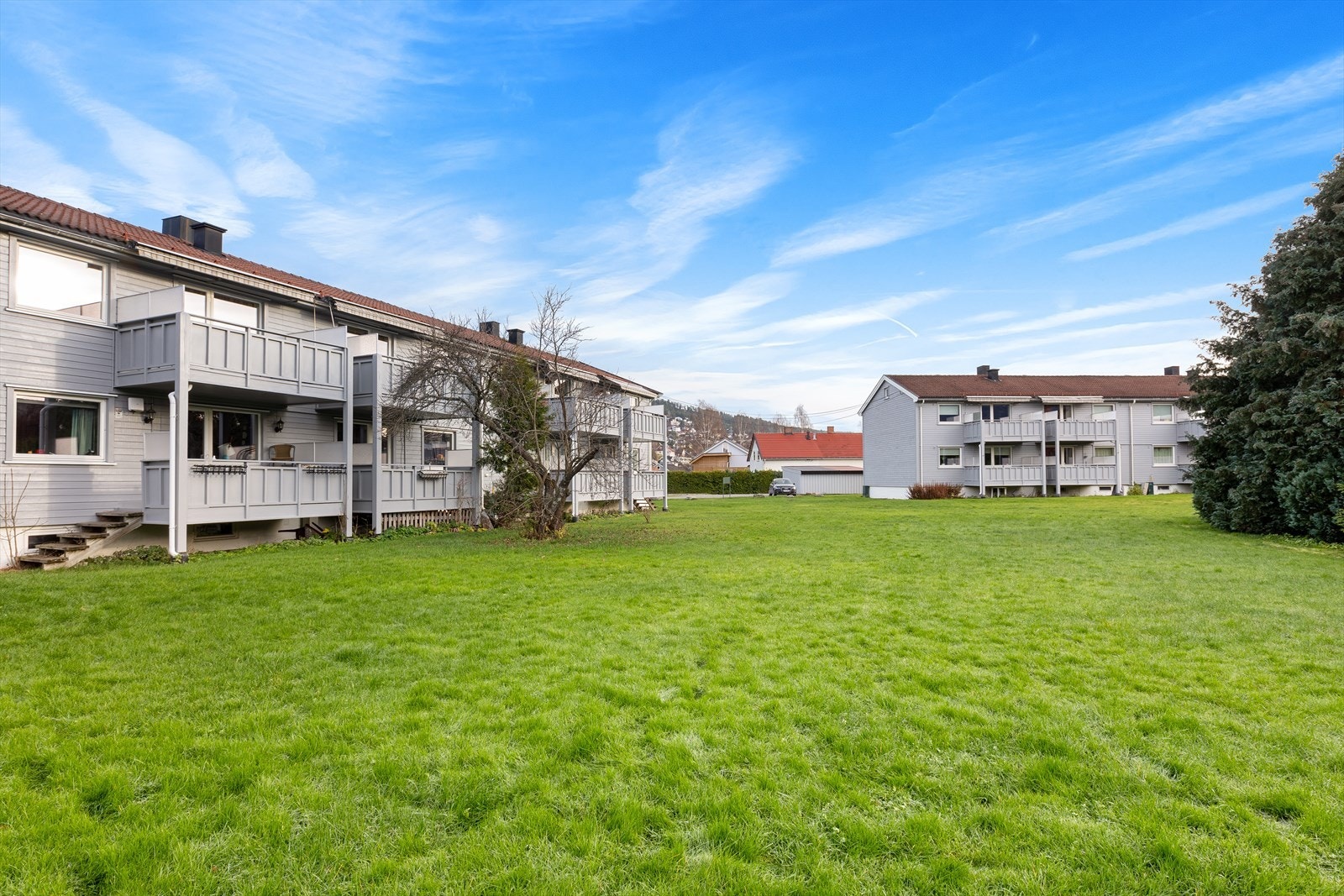 Borettslagets eiendom er hyggelig opparbeidet med felles grøntarealer Galleribilde