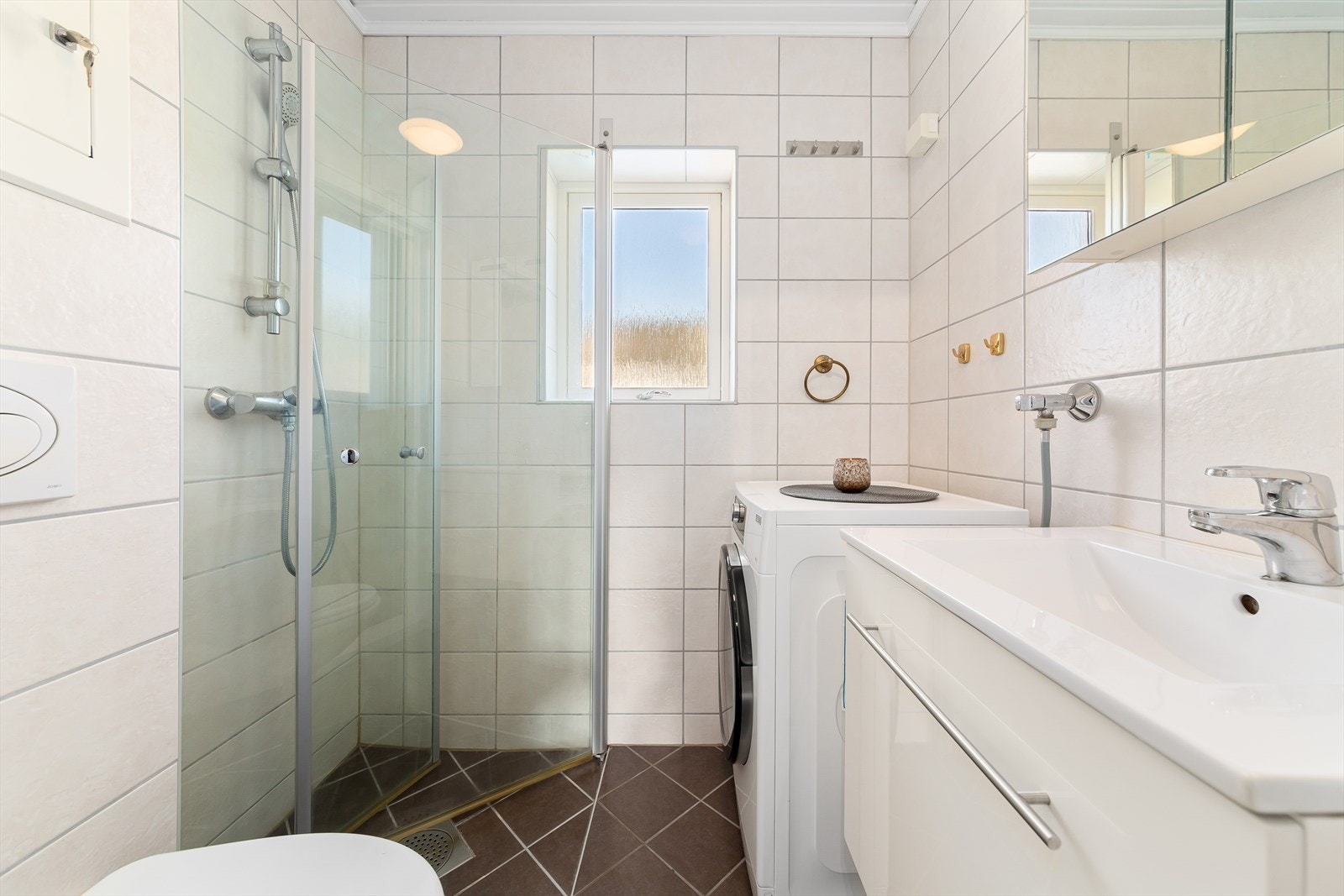 Flislagt bad med varmekabler i gulv, som er oppgradert i 2010 i regi av borettslaget Galleribilde