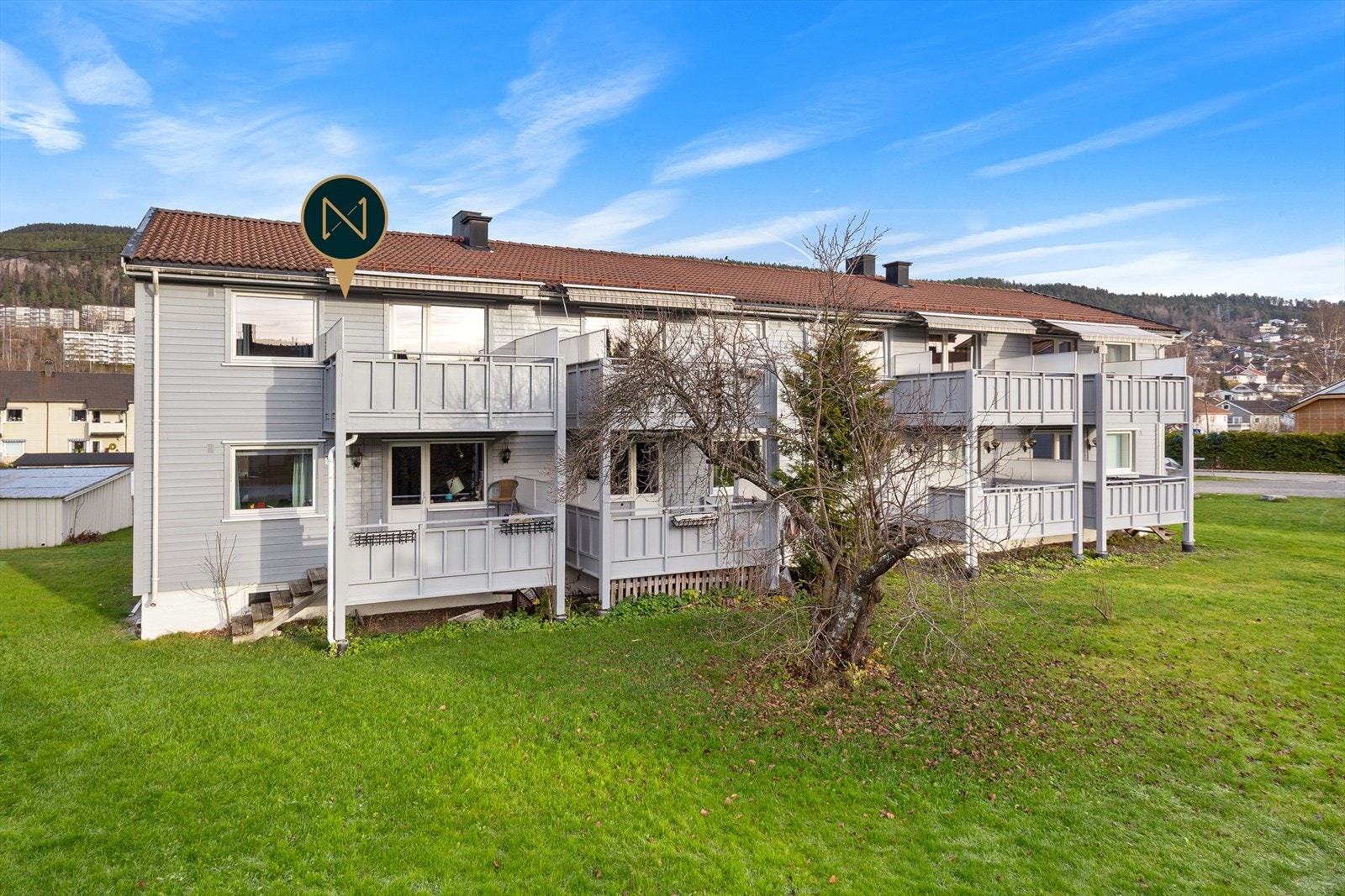 Boligen ligger i et veletablert og hyggelig boligområde, sentralt på Åssiden i Drammen - Praktisk med nærhet til offentlig transport og flere servicetilbud Galleribilde