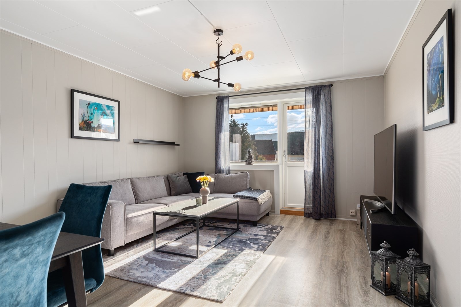 Stuen kan enkelt møbleres med romslig sofagruppe og tilhørende tv-møblement Galleribilde