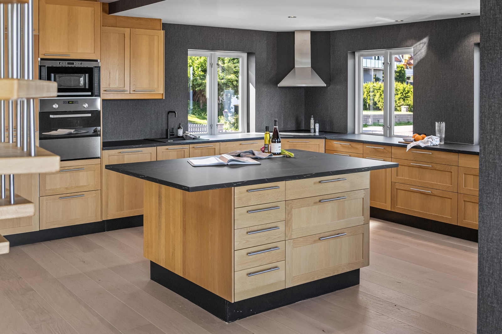 Pen kjøkkenøy som gir rikelig med benkeplass og et sosialt område med mulighet til å innrede med barstoler. Galleribilde