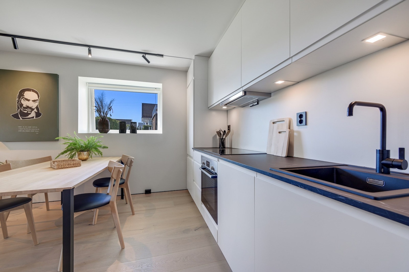 Pent kjøkken i 1.etasje fra Kvik som ligger i åpen løsning mot stuen. Galleribilde