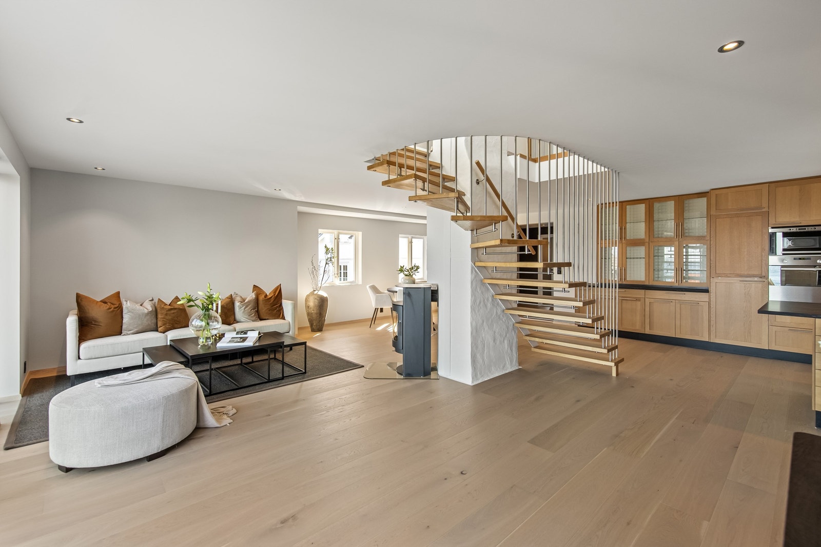 Rommet har en gjennomført stil som knytter kjøkken og stue pent sammen. Galleribilde