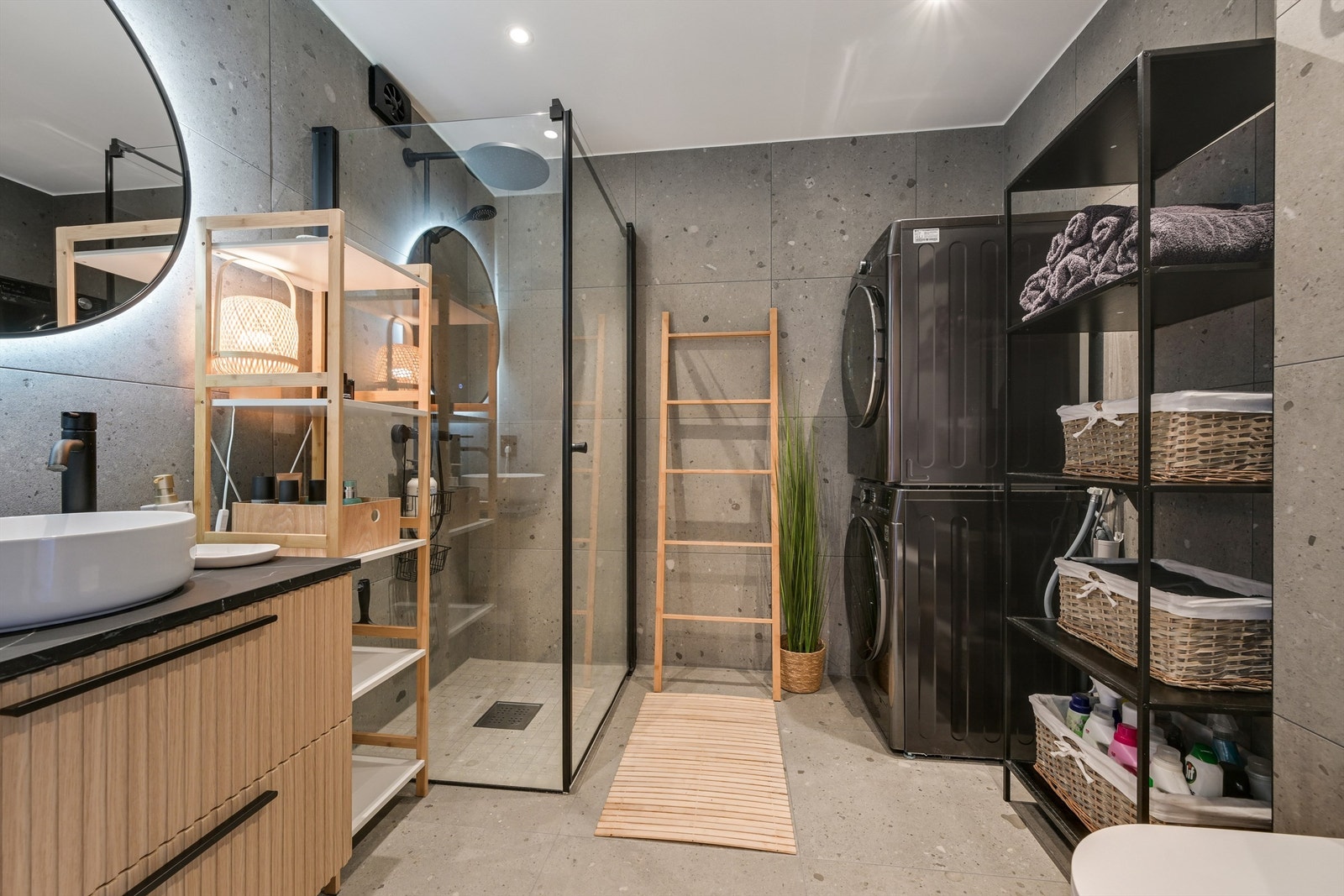 Stilfullt bad med lekre fliser og varmekabler i gulvet. Galleribilde