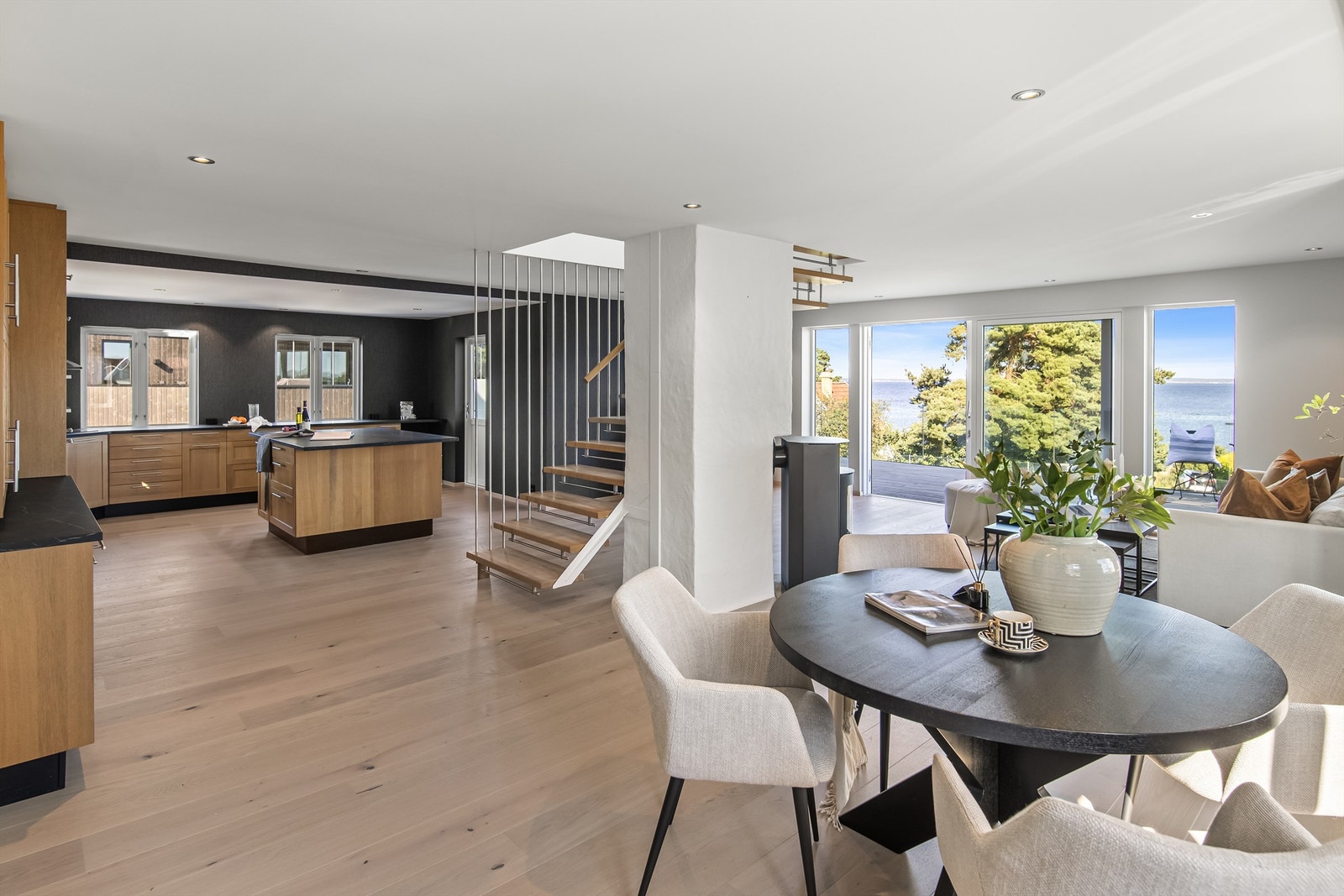 I tilknytning til stue og kjøkkenet er det god plass til å innrede med en hyggelig spisegruppe. Galleribilde