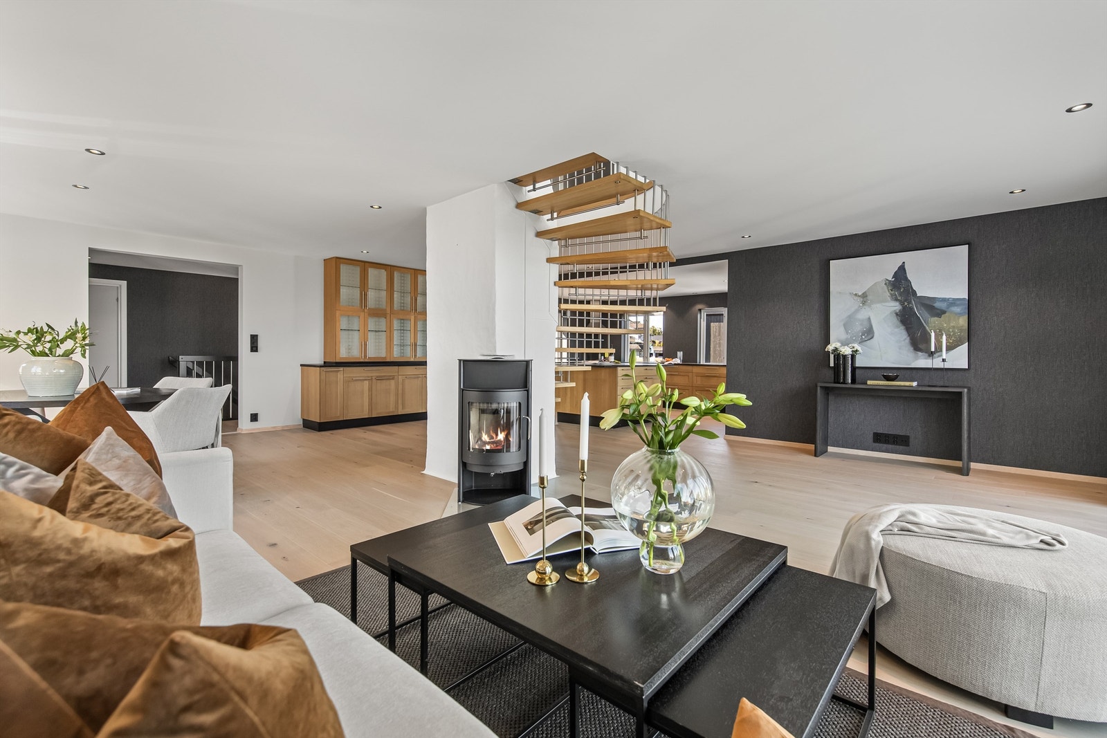 Det er montert en lekker peis som gir rikelig med varme gjennom vinterhalvåret. Galleribilde