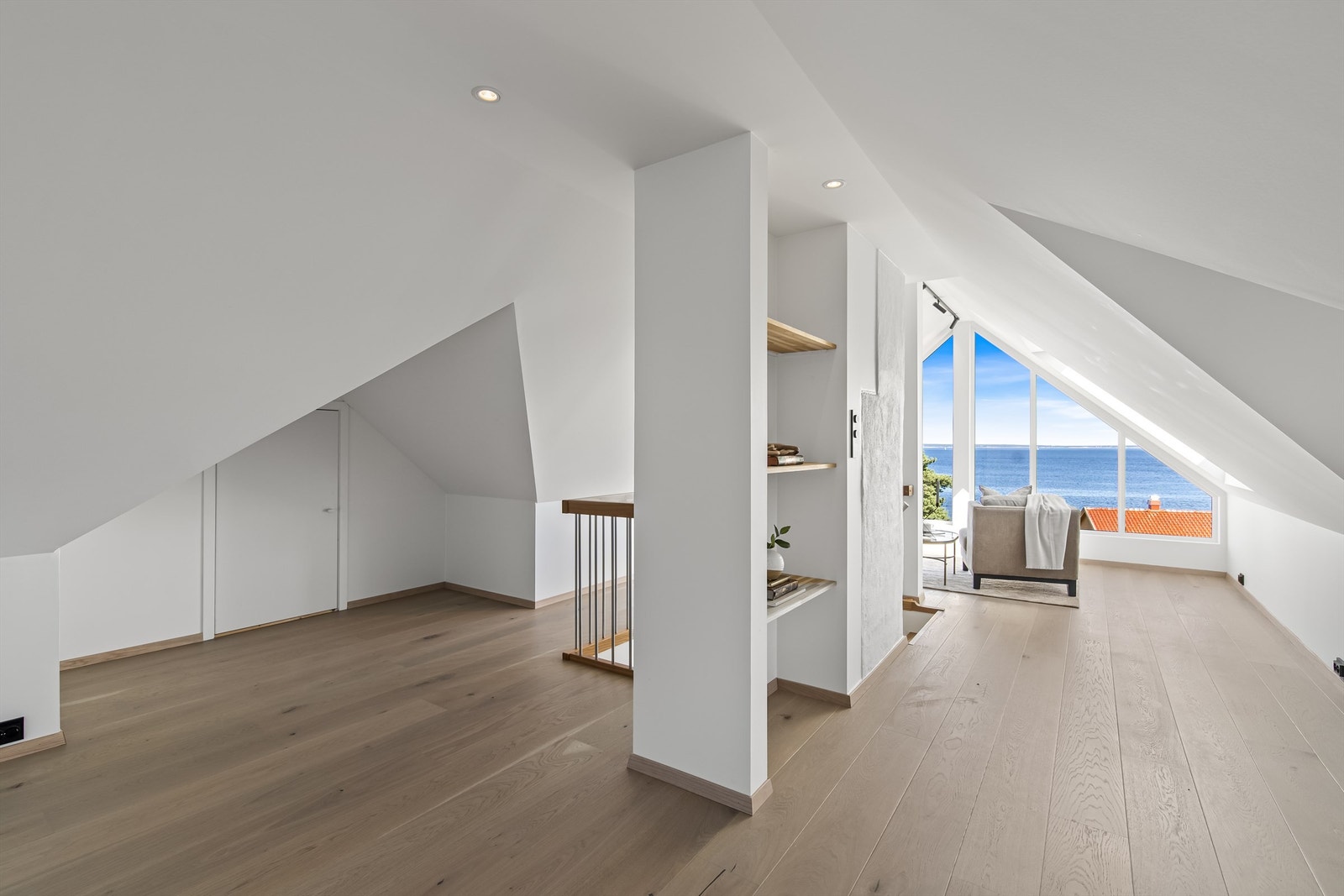 Her kan man innrede med praktisk oppbevaring eller en hyggelig sofagruppe. Galleribilde