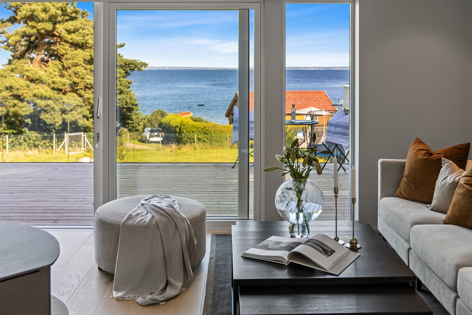 De store terrassedørene gir en forlengelse av stuen gjennom sommerhalvåret. Galleribilde