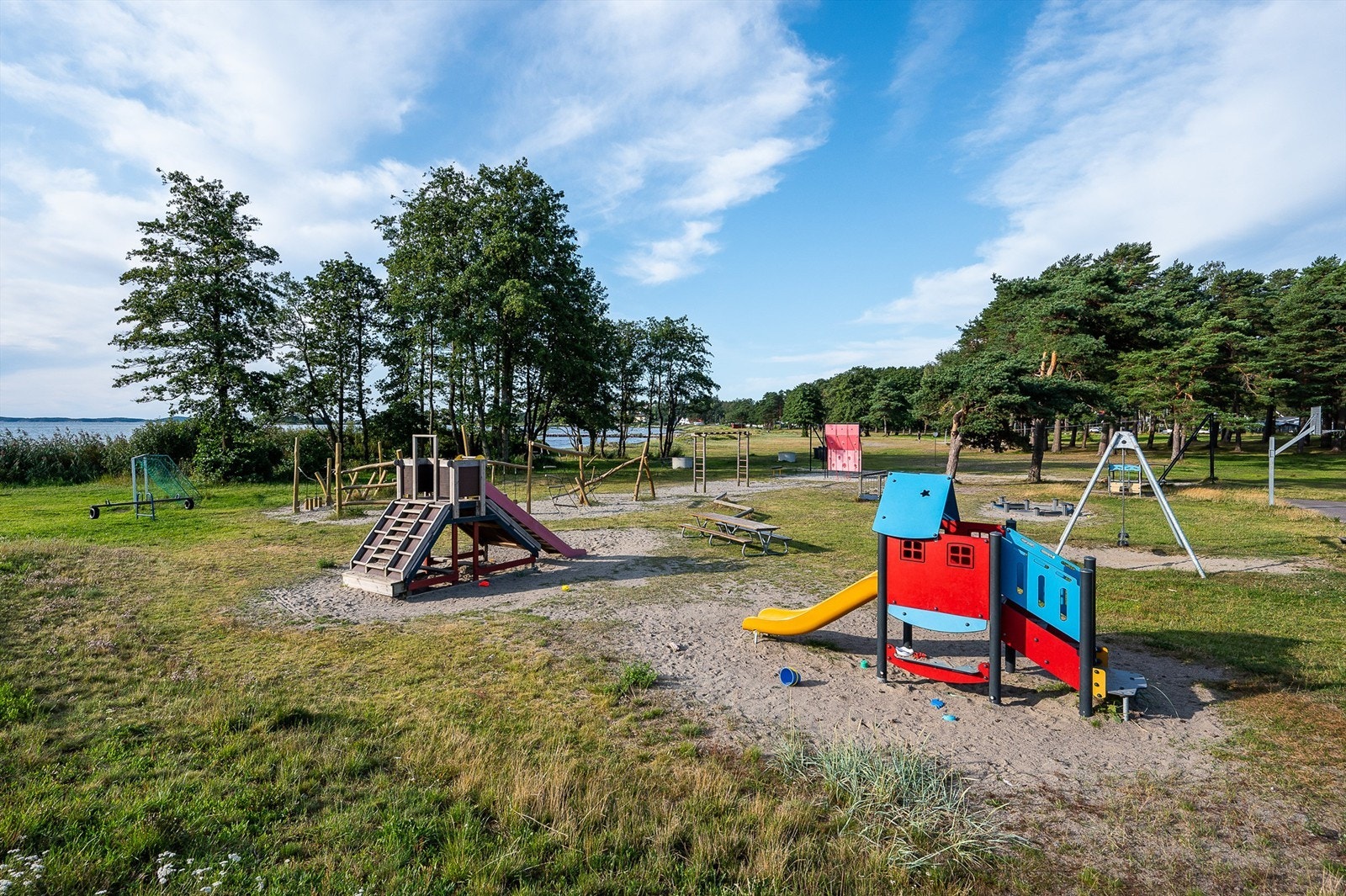 Lekeplass på skallevoldstranden som er en liten rusletur unna. Galleribilde