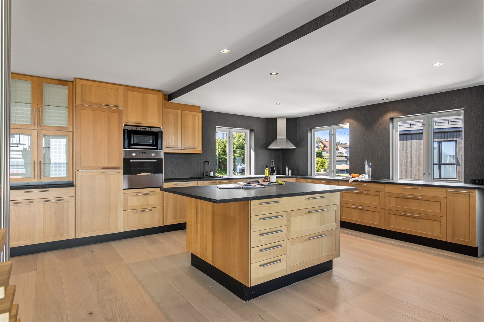 Her er det innredning med profilerte eikefronter og benkeplate av laminat. Det er kjøleskap, oppvaskmaskin, komfyr, induksjonstopp og stekeovn. Galleribilde