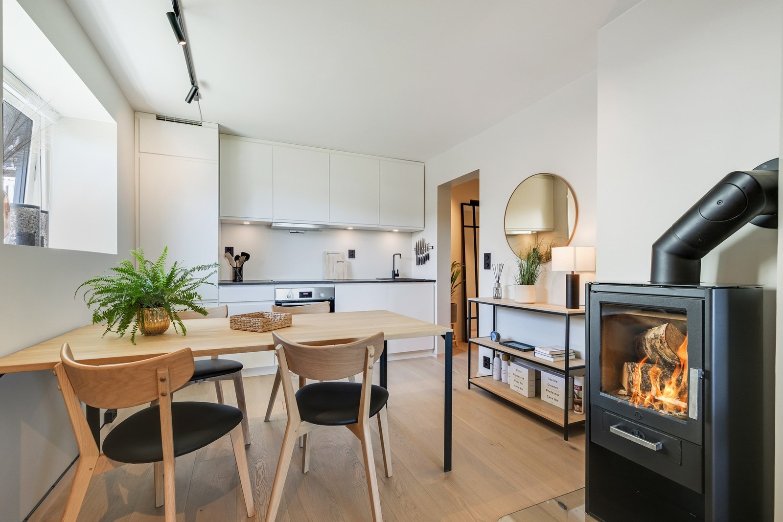 Kjøkkenet er innredet med kjøl/fryseskap, oppvaskmaskin, platetopp og stekeovn. Galleribilde