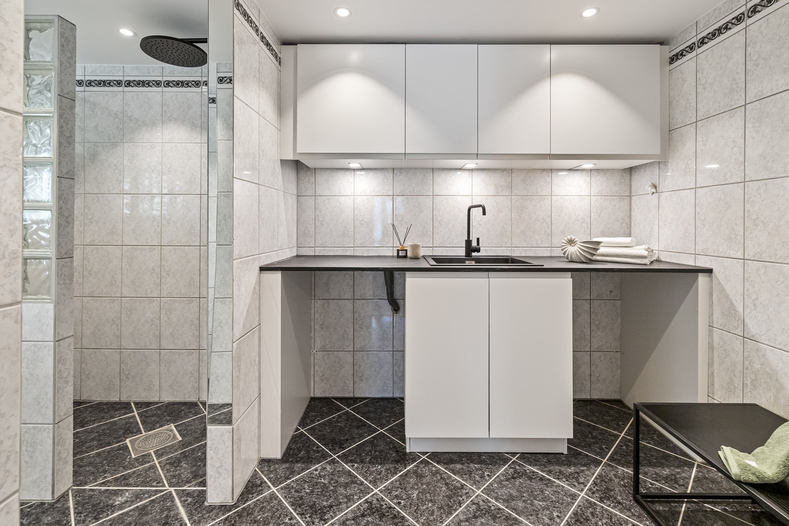 Godt med oppbevaringsplass i skap og hyller. Galleribilde