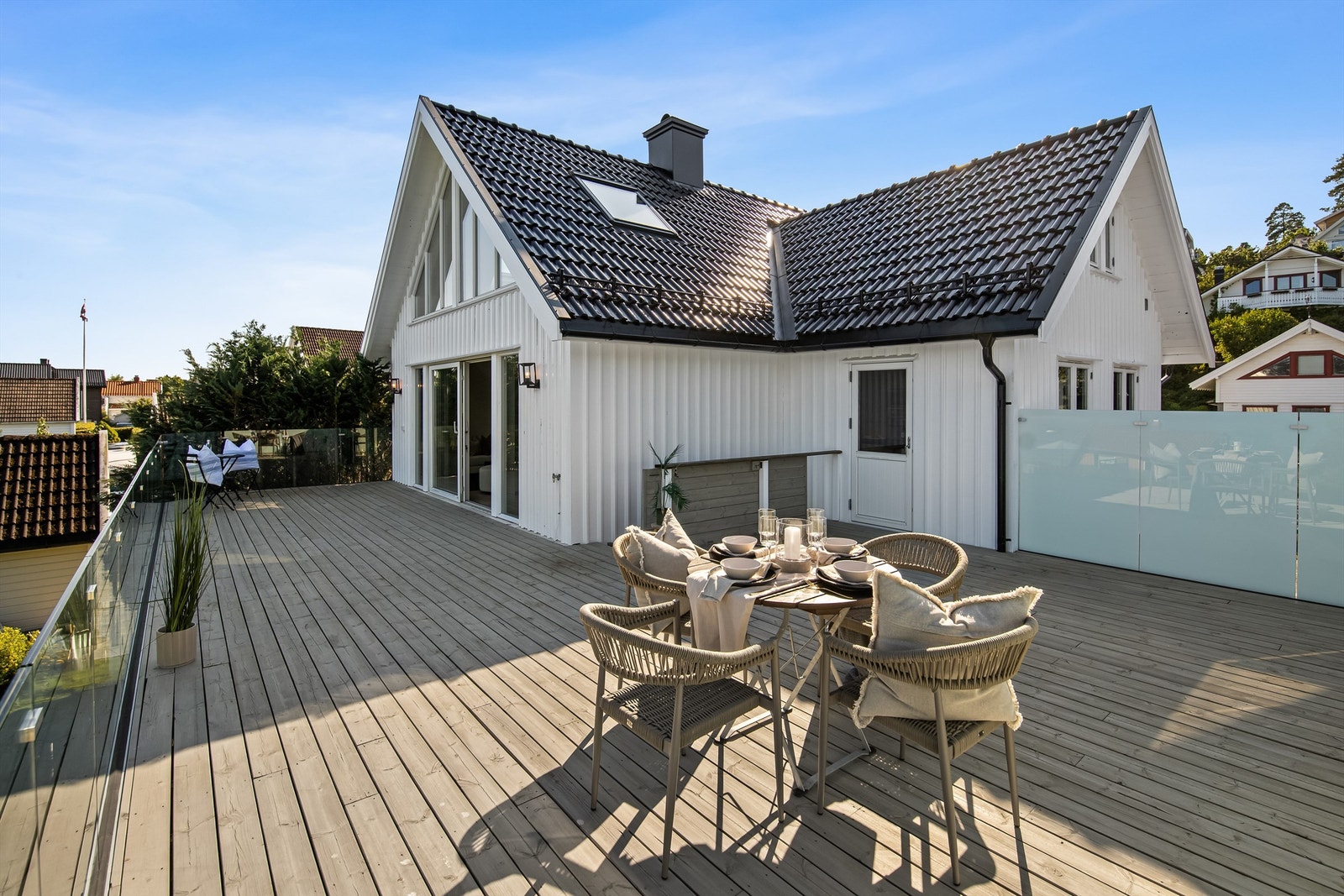 Fra verandaen går det en trapp ned til hagen hvor man også kan ha en hyggelig sittegruppe mm. Galleribilde