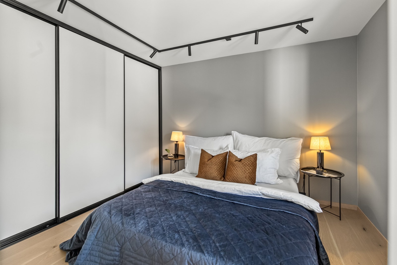 Soverom med god plass til dobbeltseng og tilhørende møblement. Innredet med en plassbygget skyvedørsgarderobe som gir rikelig med lagringsplass. Galleribilde