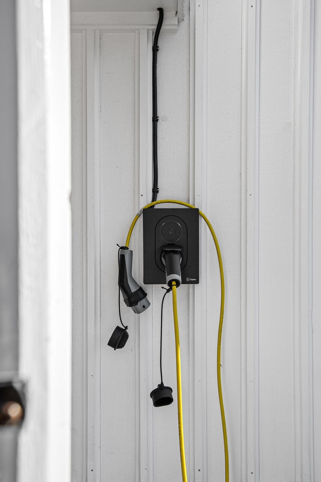 Montert elbil lader ved parkering i gårdsplass. Galleribilde