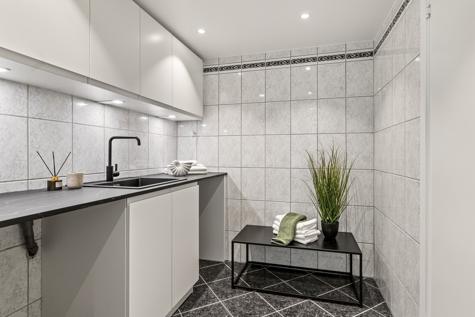 I forlengelse til badet er det plass og opplegg til vaskemaskin og tørketrommel. Galleribilde