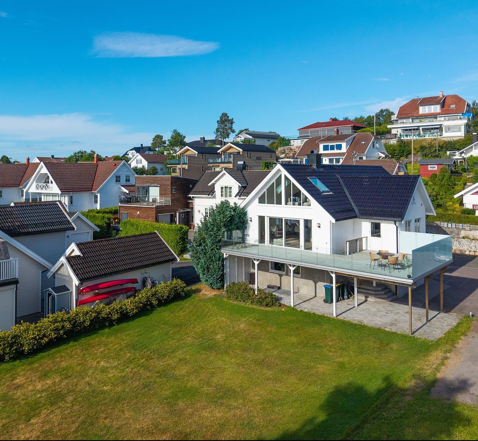 Selveiet tomt på 862 kvm. hvor det er en nydelig hage med direkte utgang til kyststien og strandområde. Galleribilde