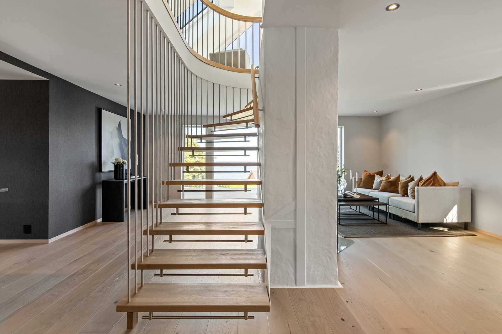 Midt i stuen går det en kul loftstrapp opp til boligens tredje etasje. Galleribilde