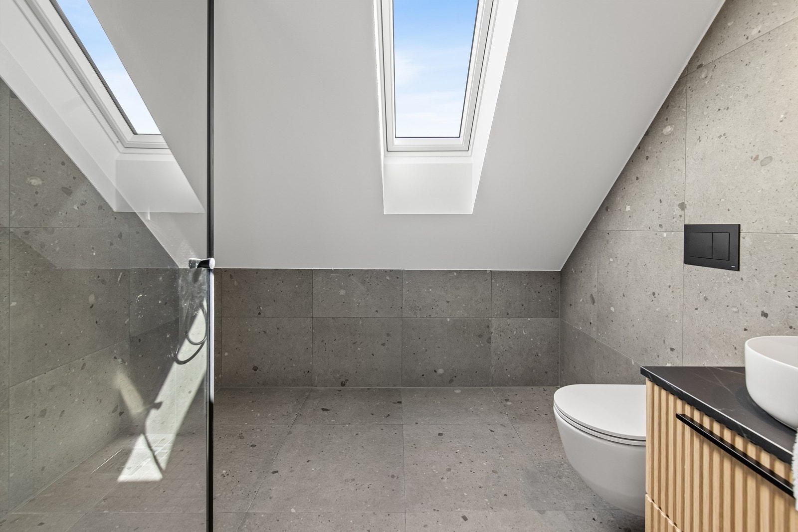 Fint takvinduer som slipper rikelig med dagslys inn til det pene badet. Galleribilde