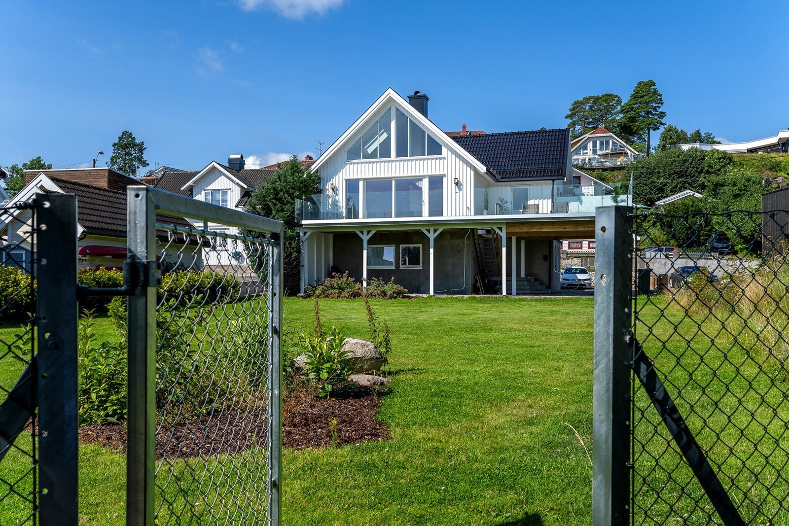 Eiendommen er pent opparbeidet med en nydelig hage med plen, bed og annen beplantning. Galleribilde