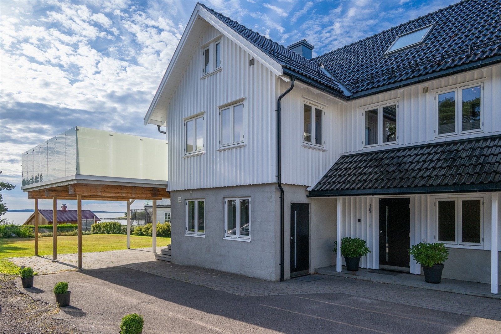 Hyggelig overbygget inngangsparti. Galleribilde