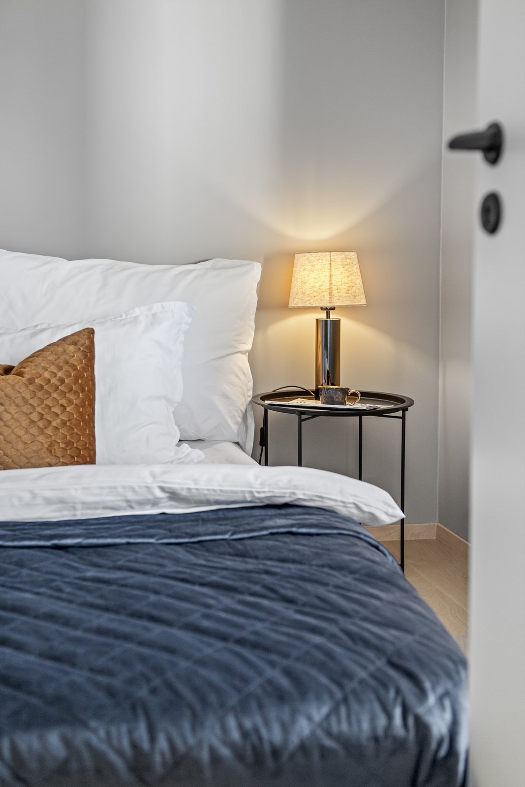 Rommet er malt i en moderne og stilfull farge. Galleribilde