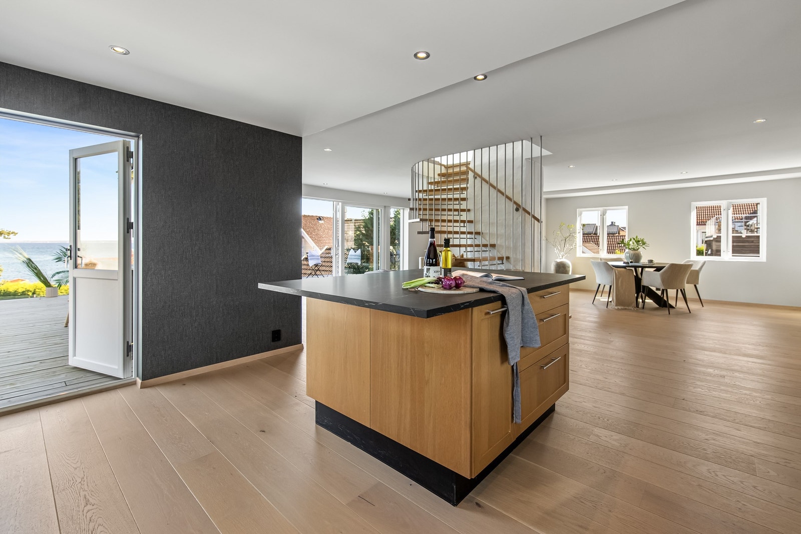 Kjøkkenet ligger i en åpen løsning mot stue og spisestue. Galleribilde