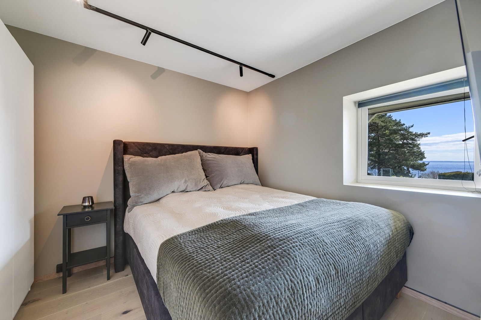 Soverom med plass til dobbeltseng og tilhørende møblement. Galleribilde