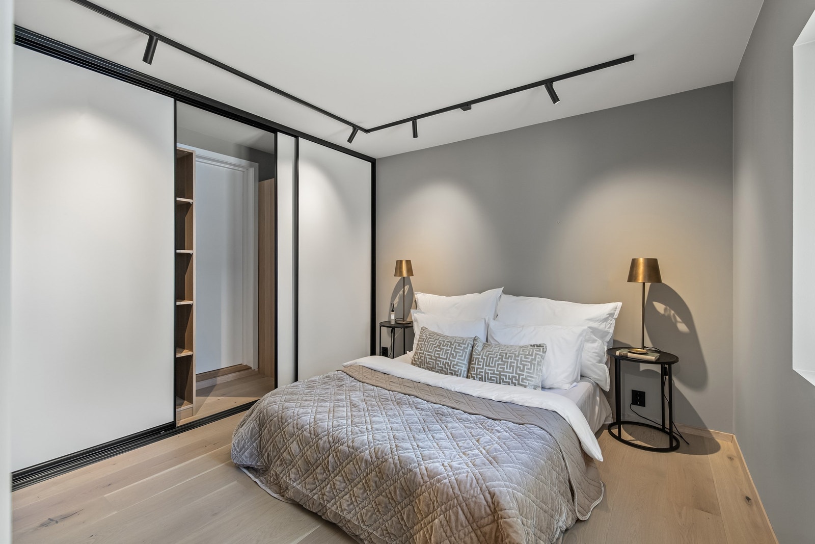 Soverom i moderne stil og med god plass til dobbeltseng og tilhørende møblement. Galleribilde