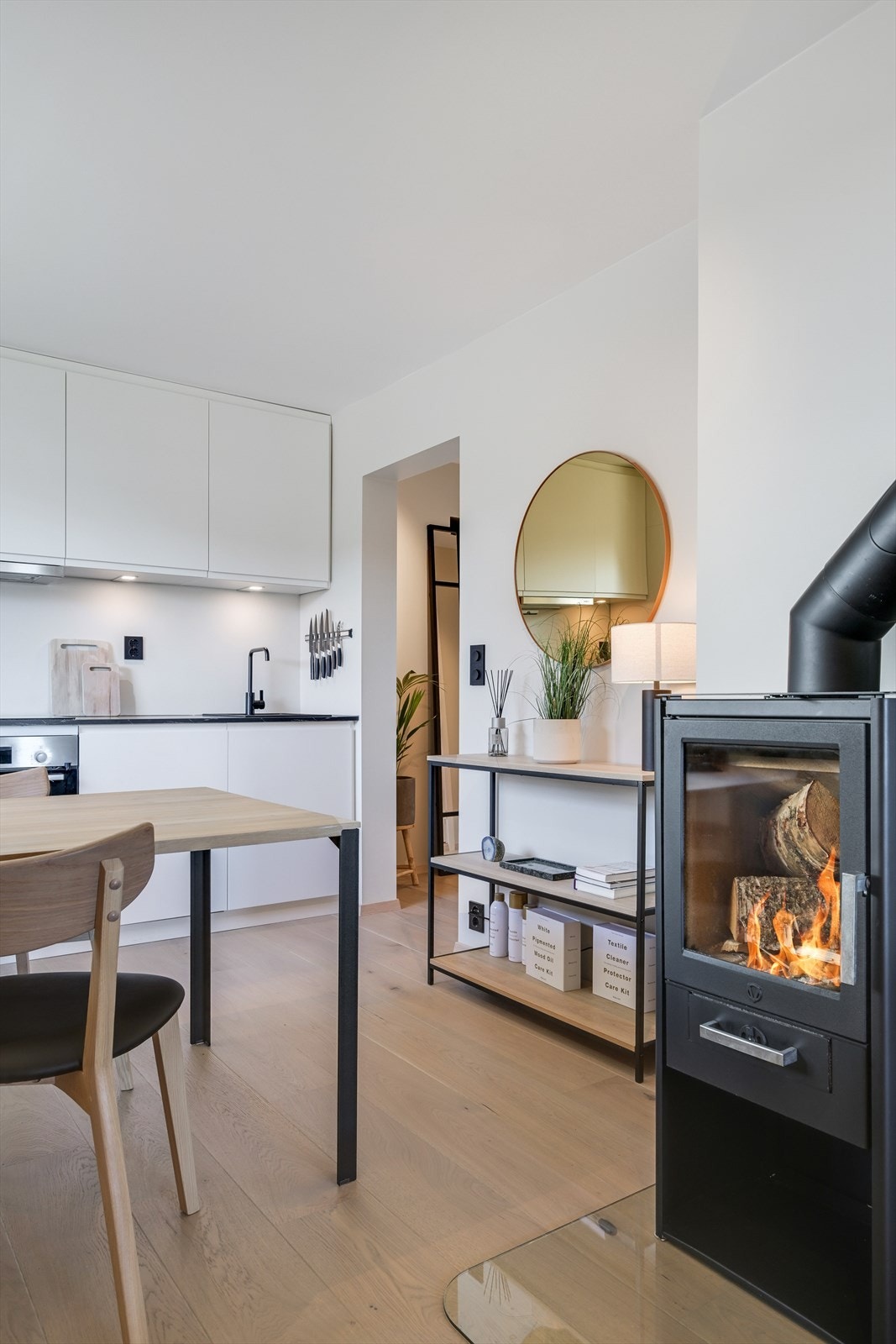 Det er montert en god peis som gir godt med varme gjennom vinterhalvåret. Galleribilde