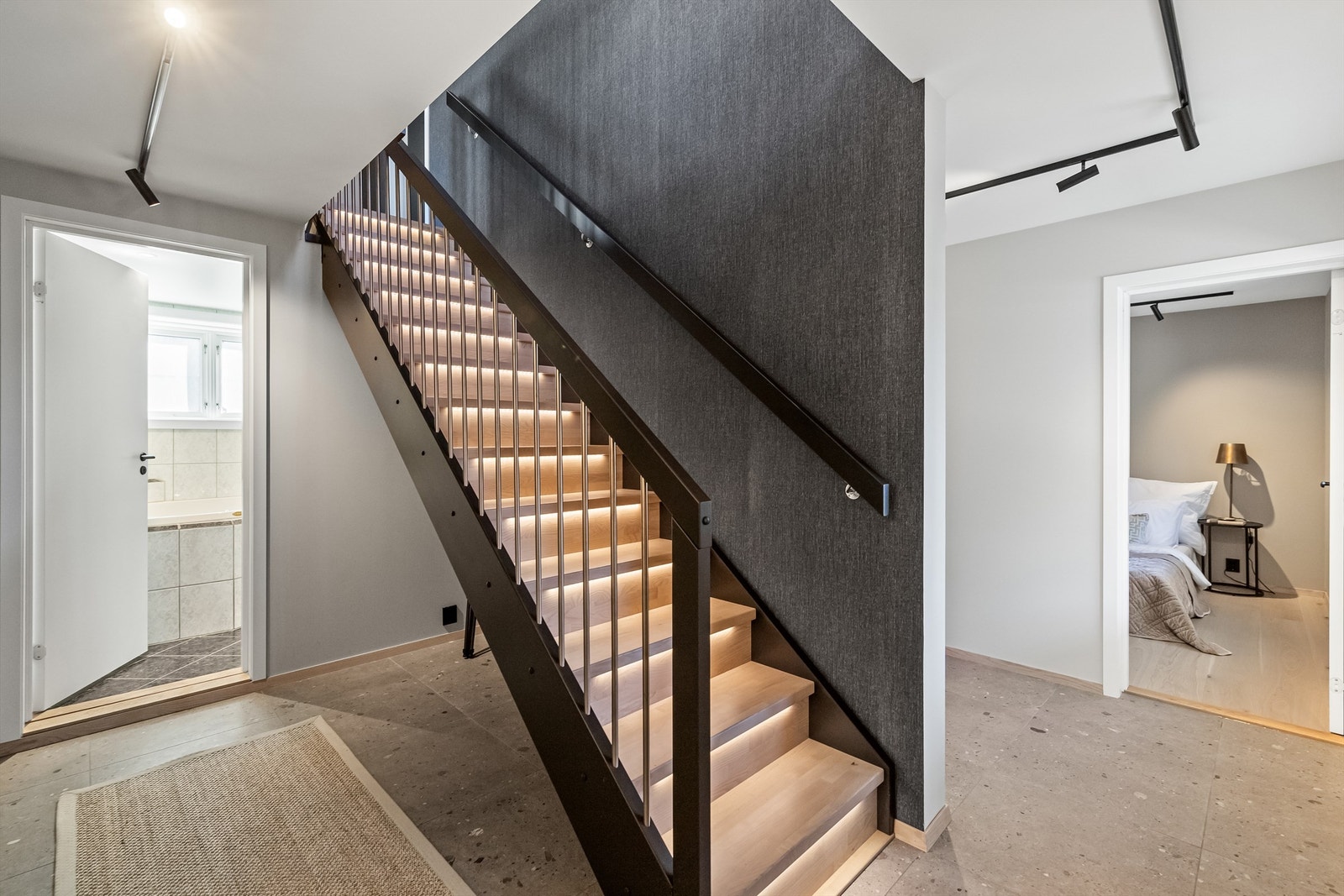 Lekker trapp opp til 2. etasje med opplyste trappetrinn. Galleribilde