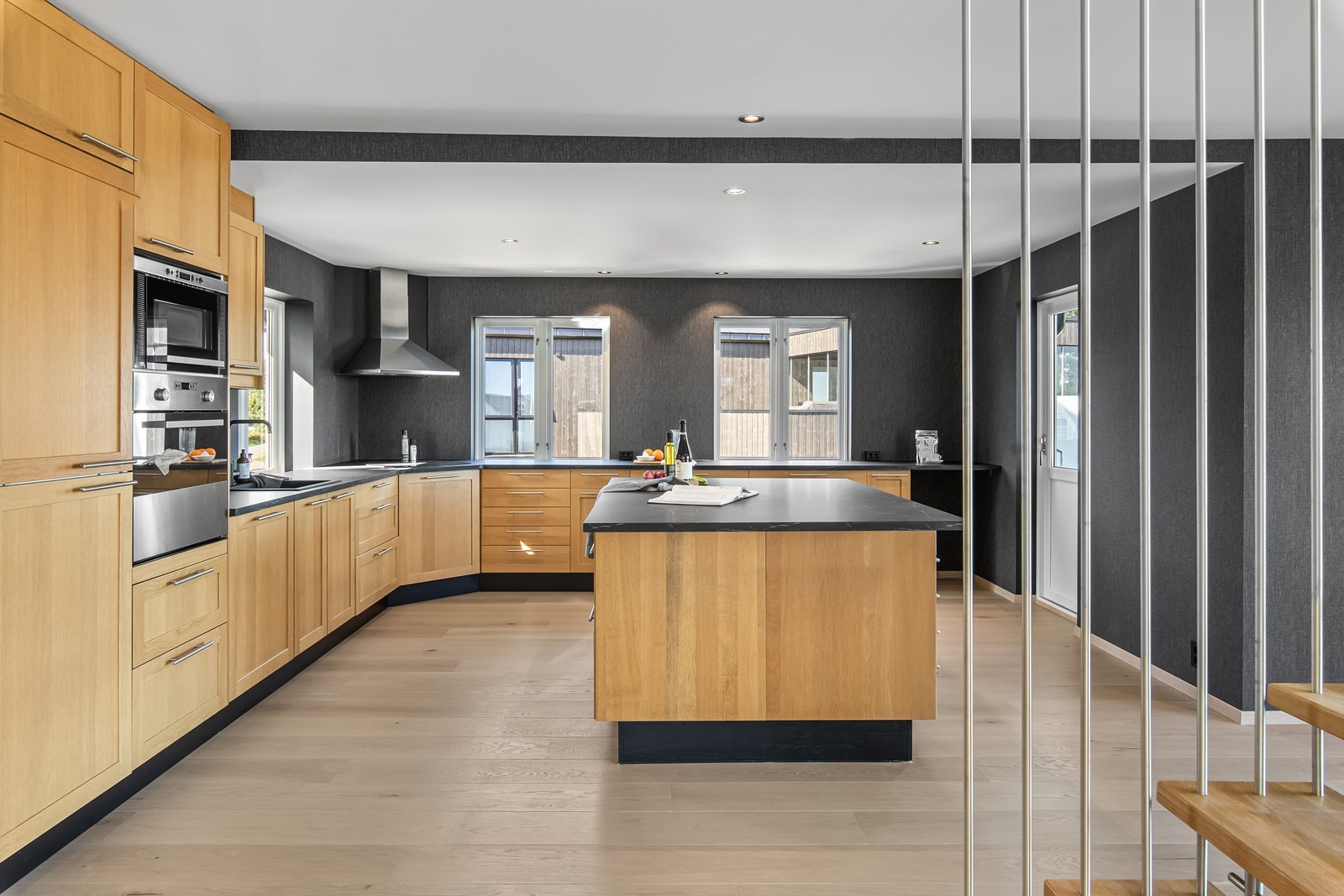 Kjøkkenet er stort med mye skap- og benkeplass. Galleribilde