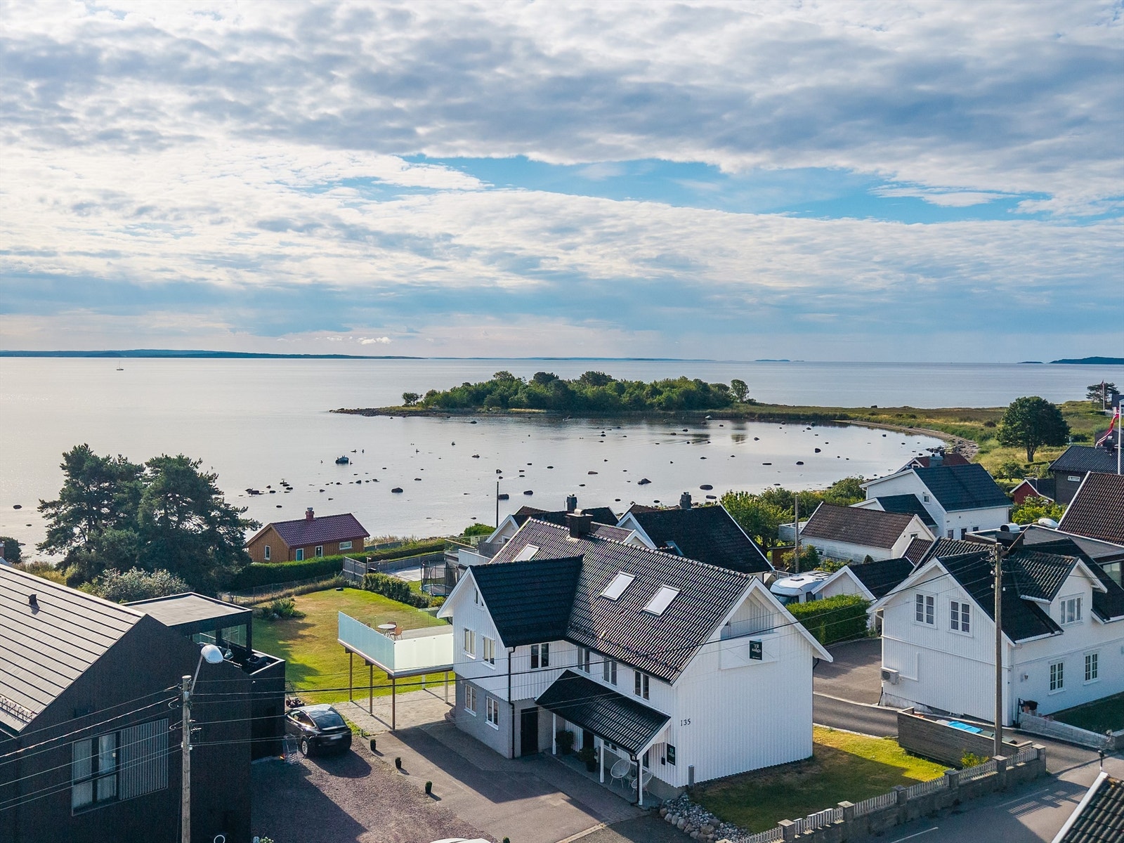 Det er gode parkeringsmuligheter på egen grunn. Carportløsning under veranda. Galleribilde