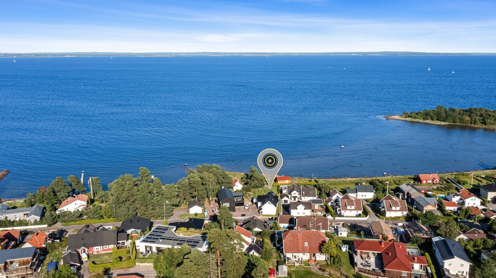 Boligen ligger i et rolig og barnevennlig område med kort vei til skoler og barnehager. Galleribilde