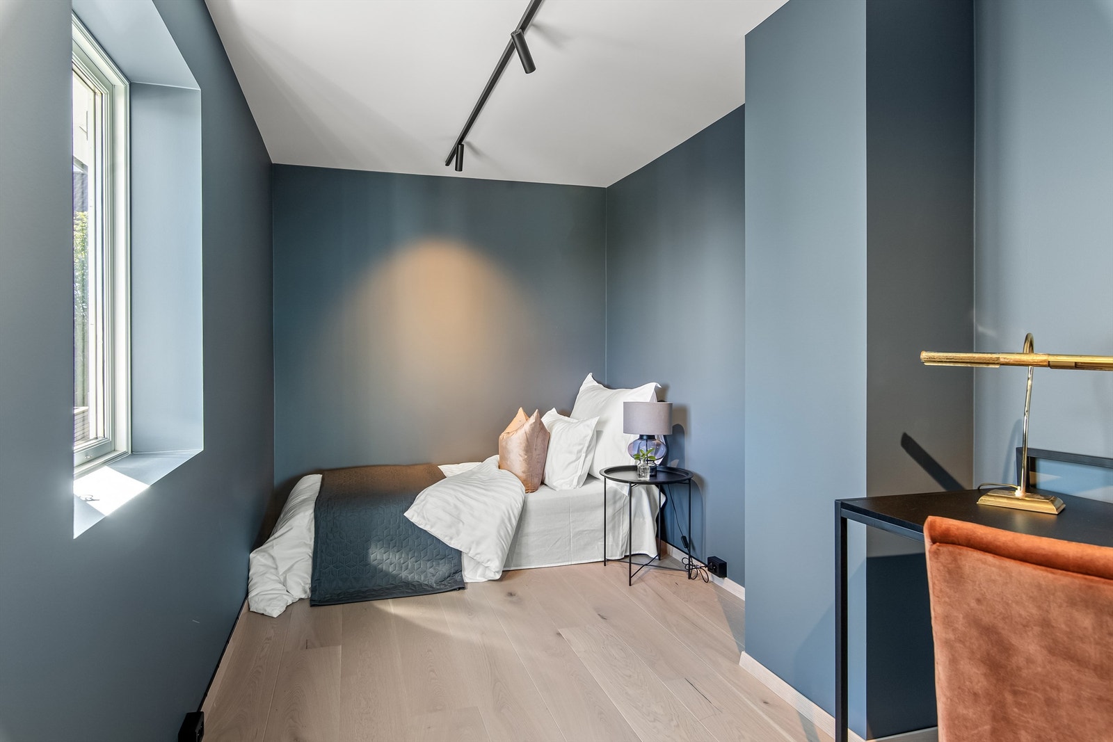 Soverom 2 med god plass til dobbeltseng og tilhørende møblement. Galleribilde