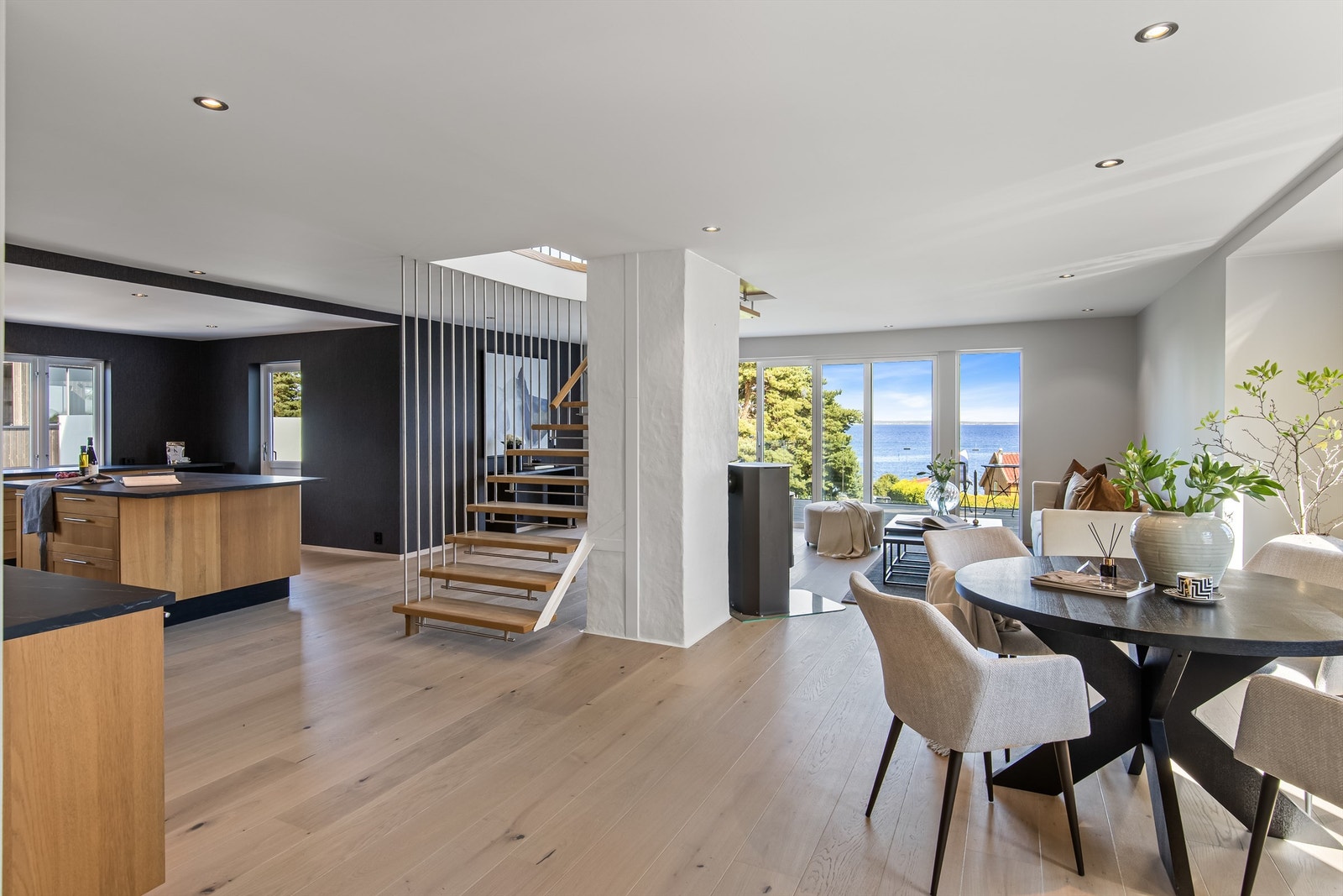 Nydelig åpen løsning som gir en lys og luftig atmosfære. Galleribilde